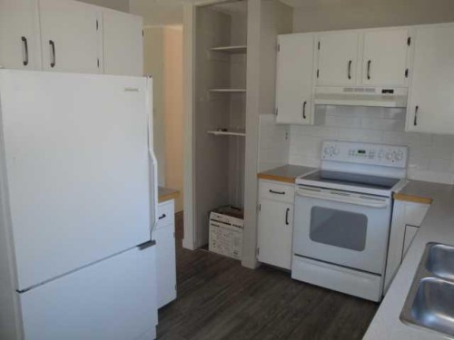 39 Meadowlark Boulevard North, Lethbridge, AB - Indoor Photo Showing Kitchen