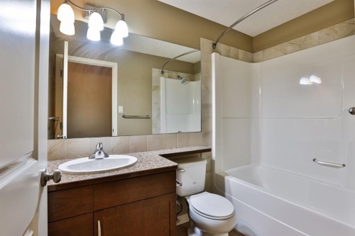 215 Haru Moriyama Place North, Lethbridge, AB - Indoor Photo Showing Bathroom