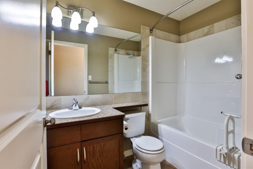 215 Haru Moriyama Place North, Lethbridge, AB - Indoor Photo Showing Bathroom