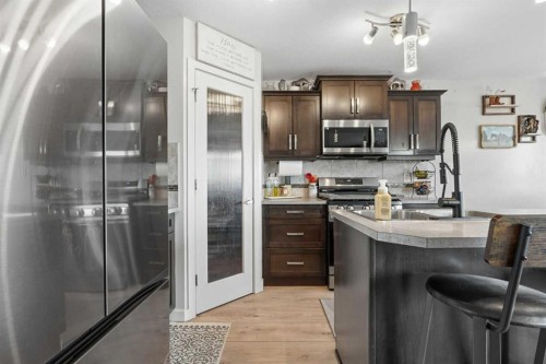 648 Parkside Green, Coaldale, AB - Indoor Photo Showing Kitchen With Upgraded Kitchen