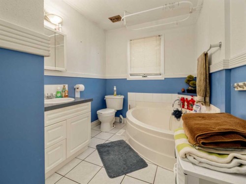 106 Ojibwa Place West, Lethbridge, AB - Indoor Photo Showing Bathroom