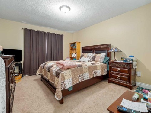 106 Ojibwa Place West, Lethbridge, AB - Indoor Photo Showing Bedroom
