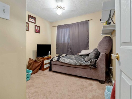 106 Ojibwa Place West, Lethbridge, AB - Indoor Photo Showing Bedroom