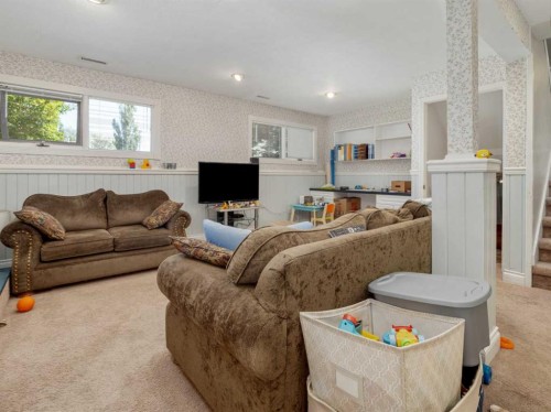106 Ojibwa Place West, Lethbridge, AB - Indoor Photo Showing Living Room
