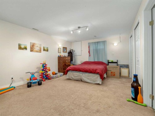 106 Ojibwa Place West, Lethbridge, AB - Indoor Photo Showing Bedroom