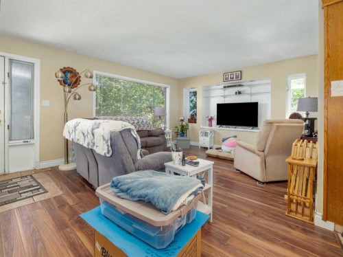 106 Ojibwa Place West, Lethbridge, AB - Indoor Photo Showing Living Room