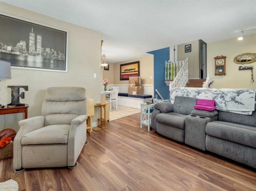 106 Ojibwa Place West, Lethbridge, AB - Indoor Photo Showing Living Room