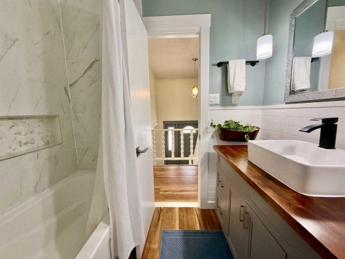 221 Mcdermott Road, Coalhurst, AB - Indoor Photo Showing Bathroom