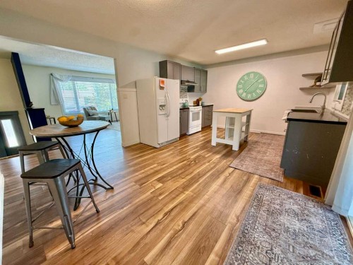 221 Mcdermott Road, Coalhurst, AB - Indoor