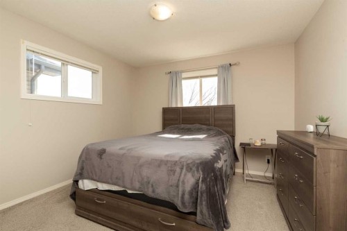 2-101 Silkstone Road West, Lethbridge, AB - Indoor Photo Showing Bedroom