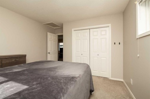 2-101 Silkstone Road West, Lethbridge, AB - Indoor Photo Showing Bedroom