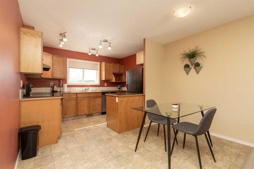 2-101 Silkstone Road West, Lethbridge, AB - Indoor Photo Showing Other Room