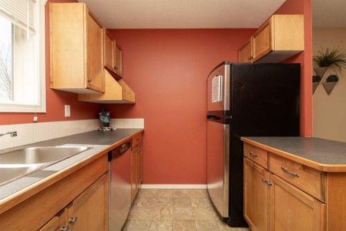 2-101 Silkstone Road West, Lethbridge, AB - Indoor Photo Showing Kitchen