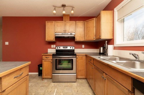 2-101 Silkstone Road West, Lethbridge, AB - Indoor Photo Showing Kitchen With Double Sink