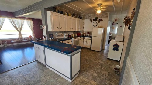 104 1 A Avenue, Coutts, AB - Indoor Photo Showing Kitchen