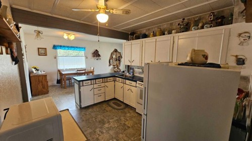 104 1 A Avenue, Coutts, AB - Indoor Photo Showing Kitchen