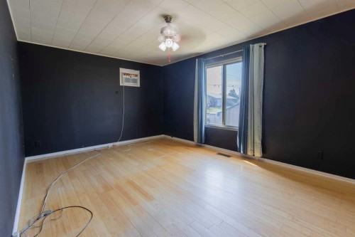 180 E 400 N, Raymond, AB - Indoor Photo Showing Other Room