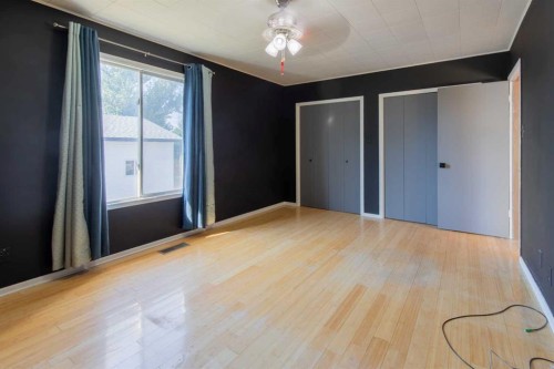 180 E 400 N, Raymond, AB - Indoor Photo Showing Other Room