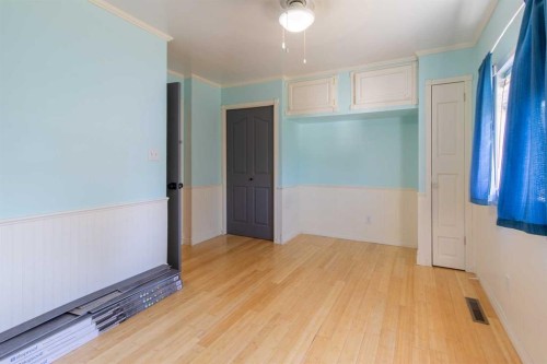 180 E 400 N, Raymond, AB - Indoor Photo Showing Other Room