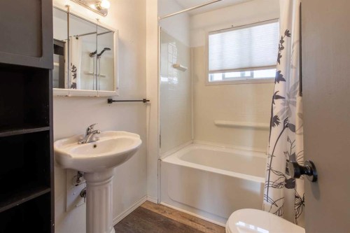180 E 400 N, Raymond, AB - Indoor Photo Showing Bathroom