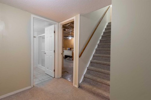 180 E 400 N, Raymond, AB - Indoor Photo Showing Other Room