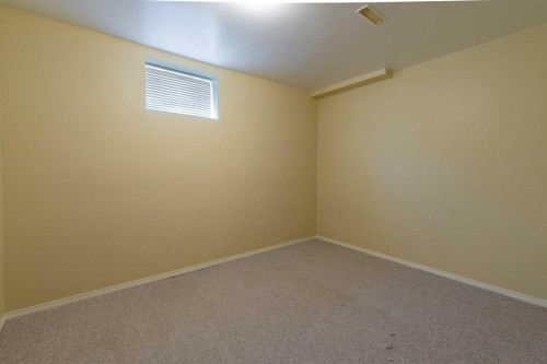 180 E 400 N, Raymond, AB - Indoor Photo Showing Other Room