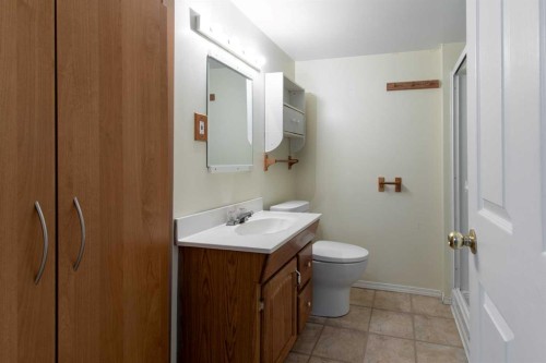 180 E 400 N, Raymond, AB - Indoor Photo Showing Bathroom