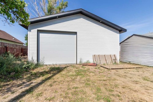 180 E 400 N, Raymond, AB - Outdoor With Exterior