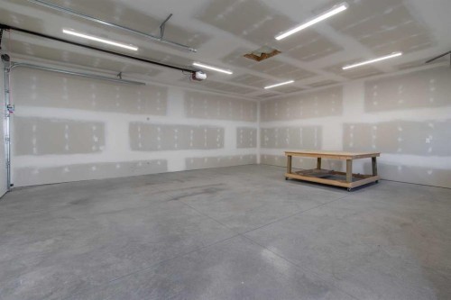 180 E 400 N, Raymond, AB - Indoor Photo Showing Garage
