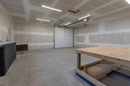 180 E 400 N, Raymond, AB - Indoor Photo Showing Garage