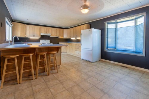 180 E 400 N, Raymond, AB - Indoor Photo Showing Kitchen With Double Sink