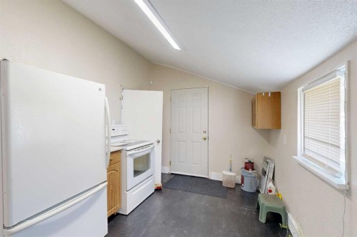 538 12C Street North, Lethbridge, AB - Indoor Photo Showing Kitchen