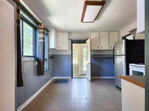 2229 210 Street, Bellevue, AB - Indoor Photo Showing Kitchen