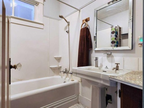 2229 210 Street, Bellevue, AB - Indoor Photo Showing Bathroom