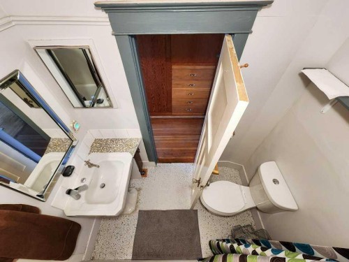 2229 210 Street, Bellevue, AB - Indoor Photo Showing Bathroom