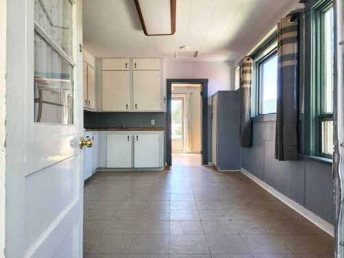 2229 210 Street, Bellevue, AB - Indoor