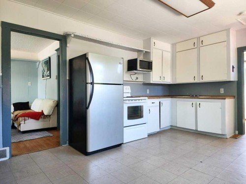 2229 210 Street, Bellevue, AB - Indoor Photo Showing Kitchen