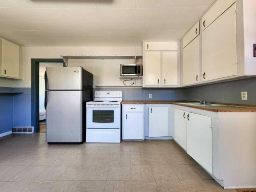 2229 210 Street, Bellevue, AB - Indoor Photo Showing Kitchen
