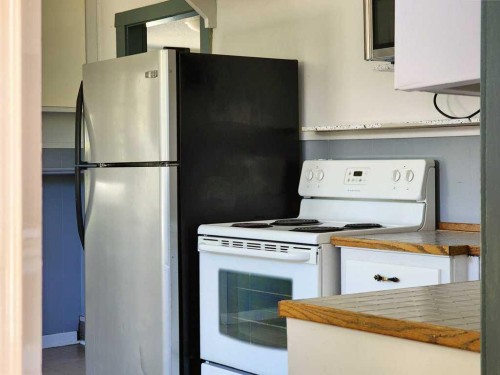 2229 210 Street, Bellevue, AB - Indoor Photo Showing Kitchen