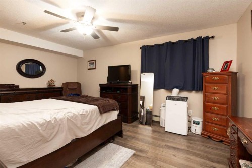 104-75 1 Avenue South, Lethbridge, AB - Indoor Photo Showing Bedroom