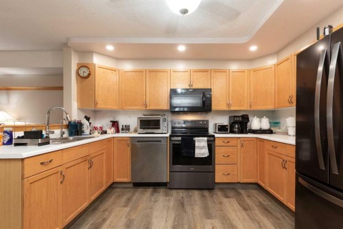 104-75 1 Avenue South, Lethbridge, AB - Indoor Photo Showing Kitchen