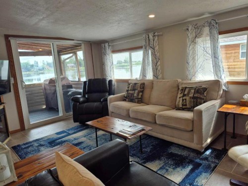 30 Mount Vista Drive, Cardston, AB - Indoor Photo Showing Living Room