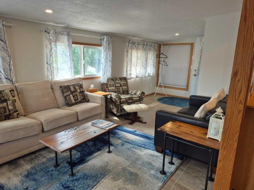30 Mount Vista Drive, Cardston, AB - Indoor Photo Showing Living Room