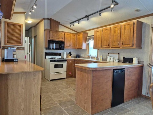 30 Mount Vista Drive, Cardston, AB - Indoor Photo Showing Kitchen