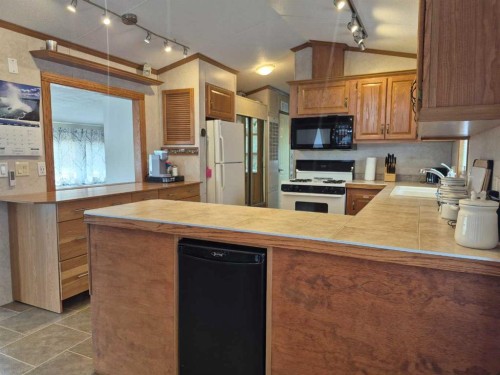 30 Mount Vista Drive, Cardston, AB - Indoor Photo Showing Kitchen