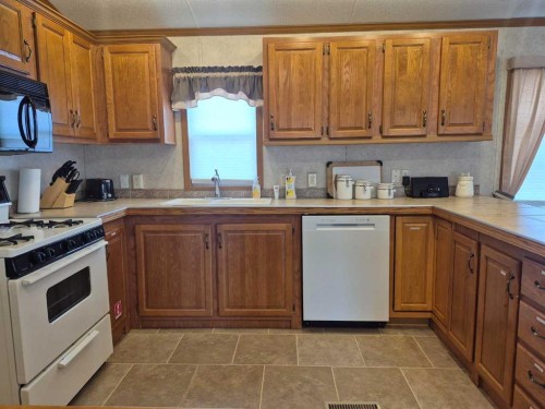 30 Mount Vista Drive, Cardston, AB - Indoor Photo Showing Kitchen