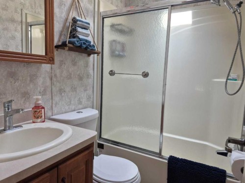 30 Mount Vista Drive, Cardston, AB - Indoor Photo Showing Bathroom