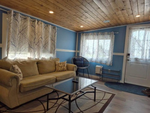30 Mount Vista Drive, Cardston, AB - Indoor Photo Showing Living Room