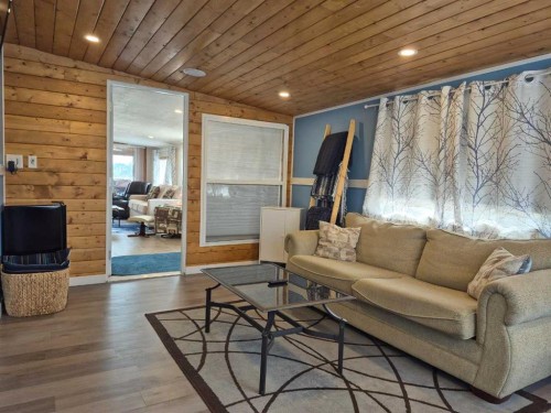 30 Mount Vista Drive, Cardston, AB -  Photo Showing Living Room