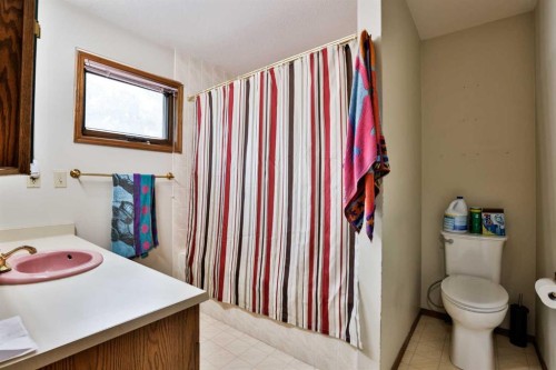 936 13 Street South, Lethbridge, AB - Indoor Photo Showing Bathroom